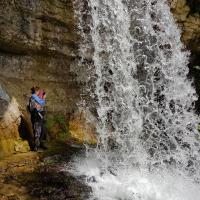 Derrière la cascade.
