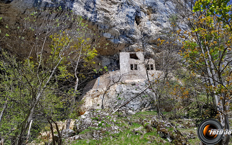 Devant la grotte.