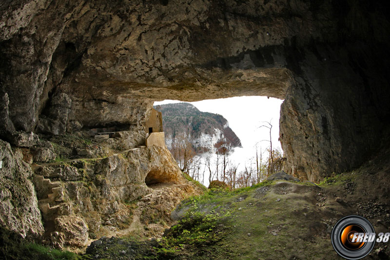 Dans la grotte.