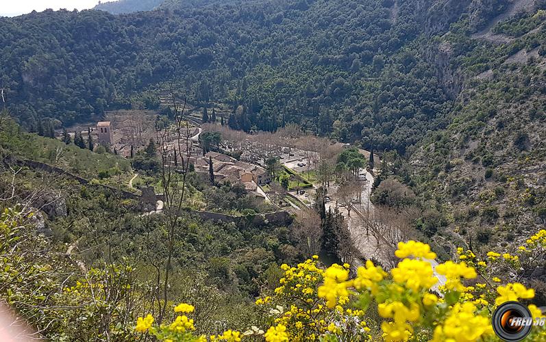 Vue sur Saint-Guilhem le Désert.