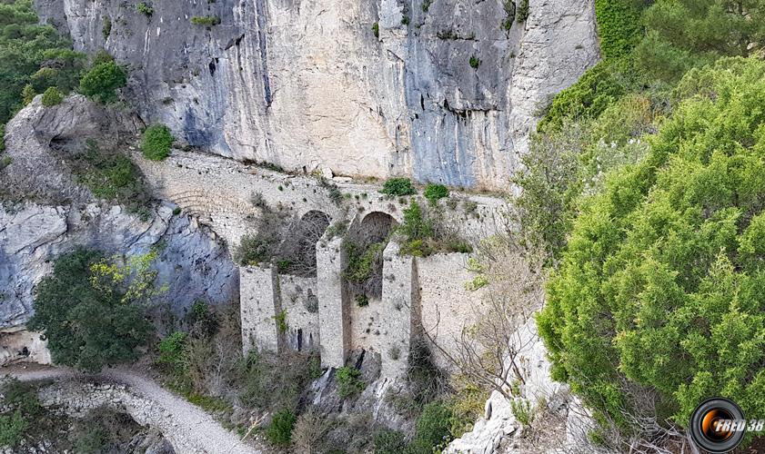 Le chemin sous la falaise.