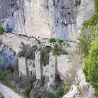 Le chemin sous la falaise.