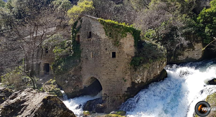 Les moulins et la résurgence.