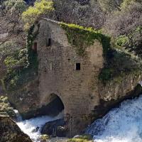Les moulins et la résurgence.