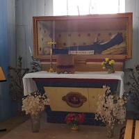 Dans la chapelle.