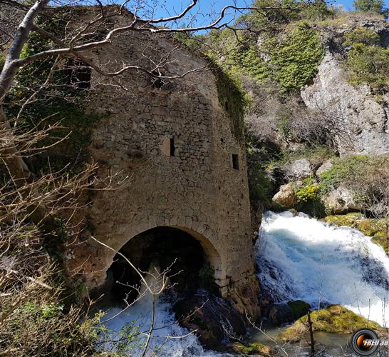 Un des moulins et la résurgence.