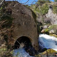 Un des moulins et la résurgence.