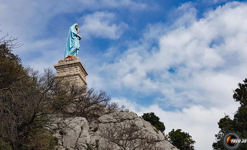 (clic) statue bleue de la Vierge Marie au Suc de Brissac (Hérault)