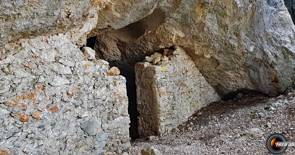 Le passage dans la grotte.