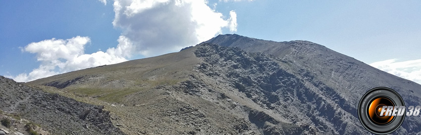 Le sommet et le col de la Pare.