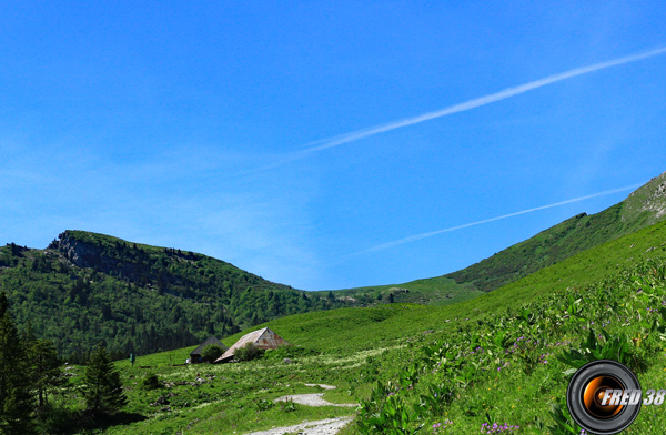 Le sommet à gauche et le col d’Arclusaz.