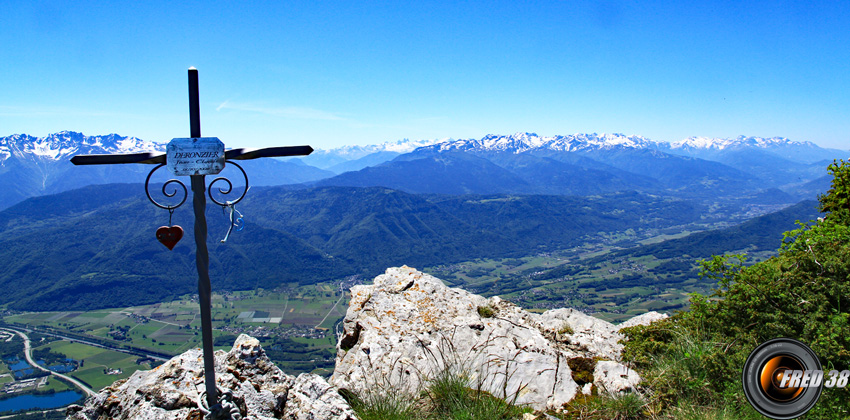 La petite croix sous le sommet