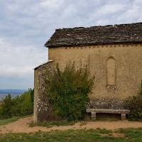 La chapelle sur le plateau.