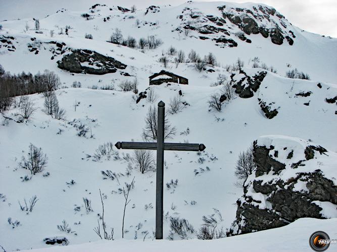 La croix avant la deuxième passerelle.