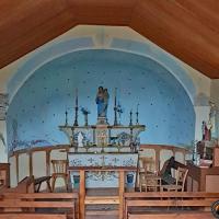 Dans la chapelle.