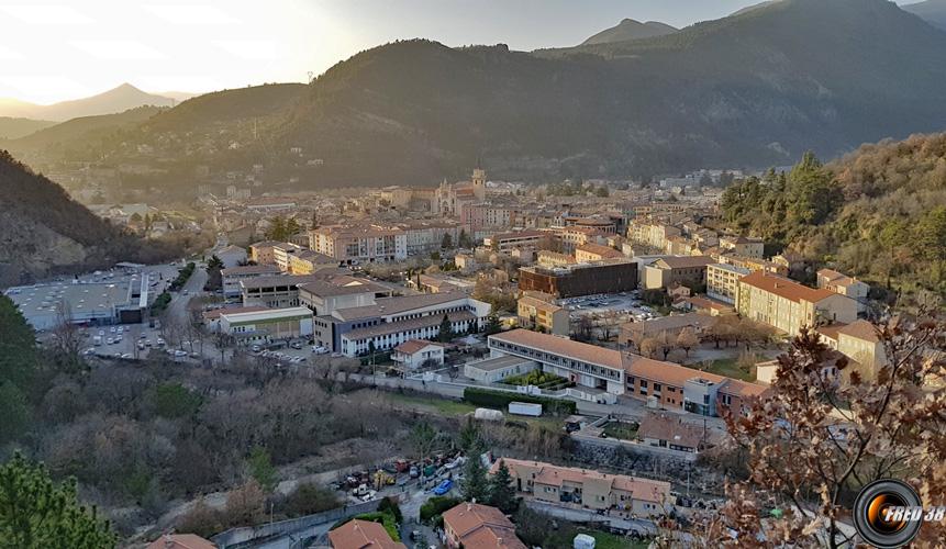 Vue sur Digne dans la descente.