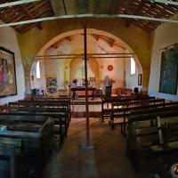 Dans la chapelle.