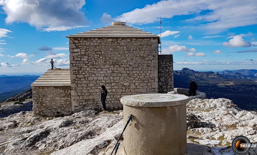 Chapelle et table d'orientation.