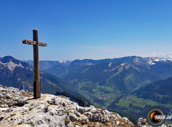 La croix du sommet.