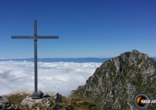 L’une des 2 croix du sommet, et en fond la Dent d’Oche.