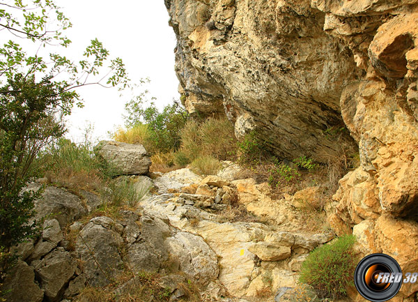 Le sentier longeant la falaise.