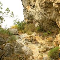 Le sentier longeant la falaise.