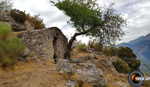 La vieille bergerie au dessus du chateau