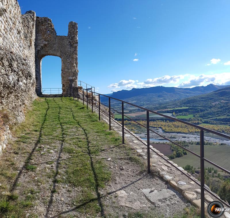 La porte principale, en bas le Buëch.