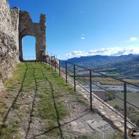 La porte principale, en bas le Buëch.