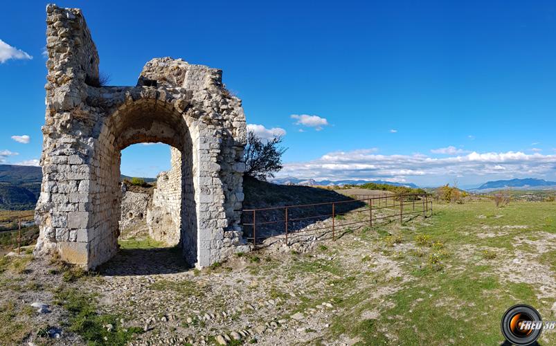 La porte principale, en fond le Dévoluy.