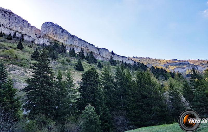 Arrivée sous la falaise.