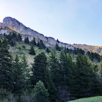 Arrivée sous la falaise.