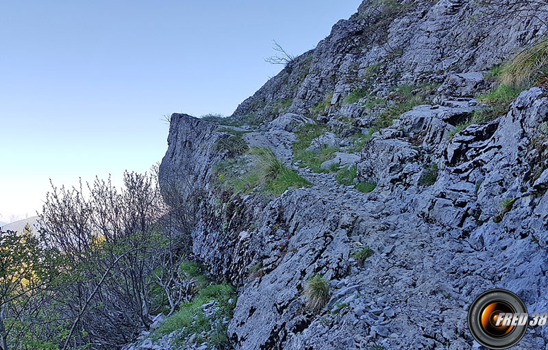 Passage dans la falaise.