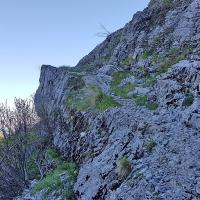 Passage dans la falaise.