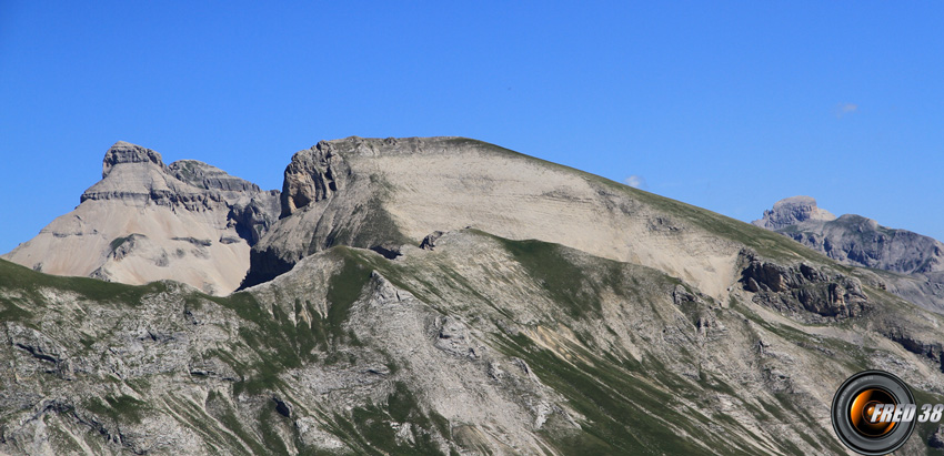 Le Grand Ferrand, le Rocher Rond et en fond le Grande Tête de l'Obiou.