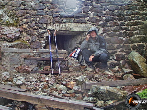 Galerie d'un ancien blockhaus au sommet.