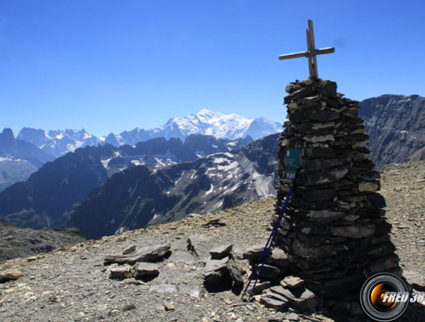 Le sommet et en fond le Mont-Blanc.