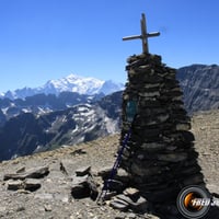 Le sommet et en fond le Mont-Blanc.