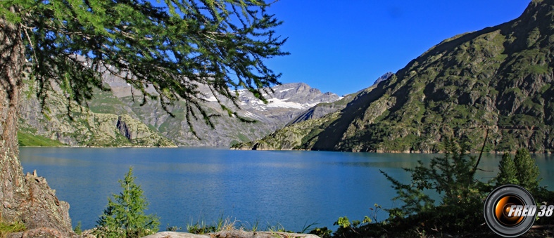 Le lac du barrage d'Emosson.