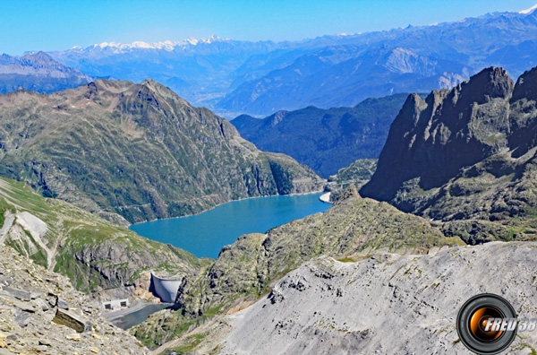 Lac et barrage d'Emosson, au dessus le nouveau barrage du Vieux Emosson.