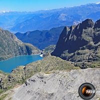 Lac et barrage d'Emosson, au dessus le nouveau barrage du Vieux Emosson.