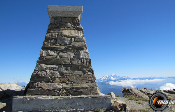 Le sommet et en fond le Mont-Blanc.