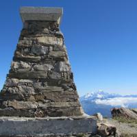 Le sommet et en fond le Mont-Blanc.