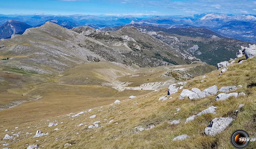 A droite la crête de descente.