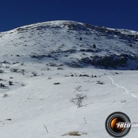 Le sommet vu du portail de Blieux, et la trace de mes raquettes.