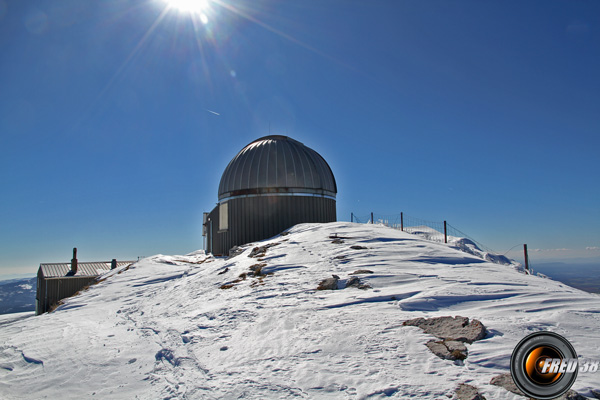 L'observatoire et le refuge du sommet.