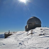 L'observatoire et le refuge du sommet.