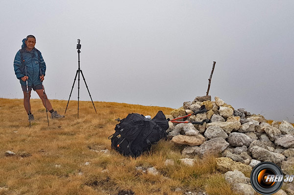 Le sommet dans la brume.