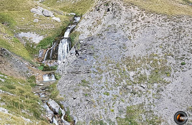 Cascade sur le ruisseau.