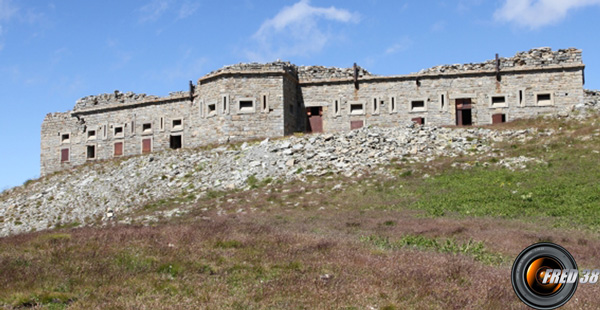 La caserne fortifiée du sommet.